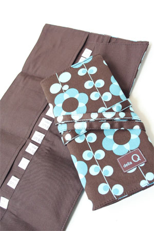 Della Q Interchangeable Needle Case in Chocolate Daisy