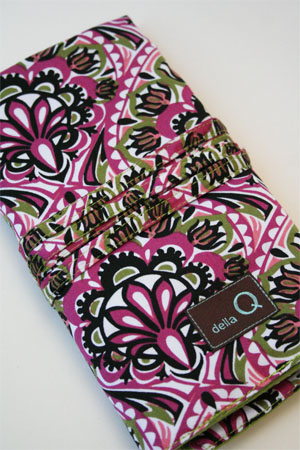 Della Q Interchangeable Needle Case in Raspberry Martini