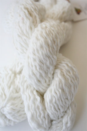 Pakucho Flamme Yarn in Baby's Breath