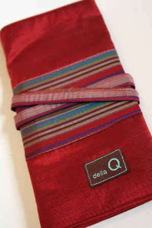 Della Q Interchangeable Needle case Red Silk Stripe