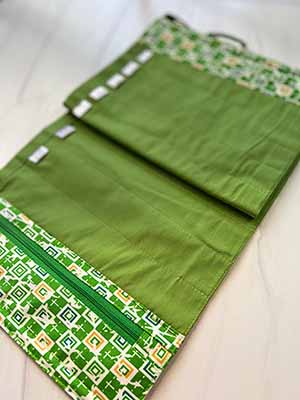 Della Q Hanging Needle Case