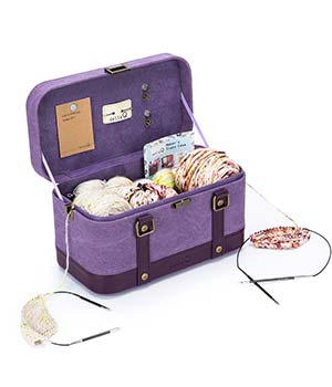 Della Q | Makers Train Case