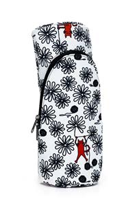 Della Q Standing Needle Case in Daisies