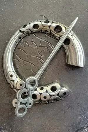 lua Penanular Brooch