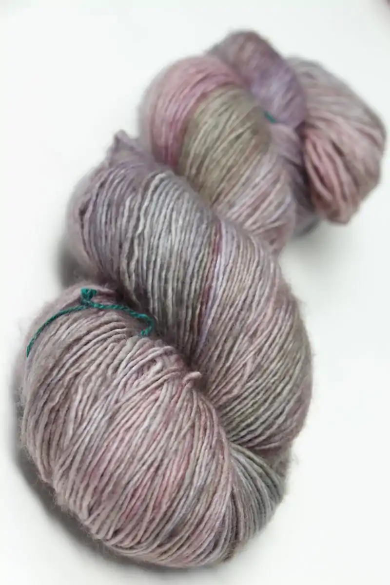 Madelinetosh ほど近い Tosh Mo Light 